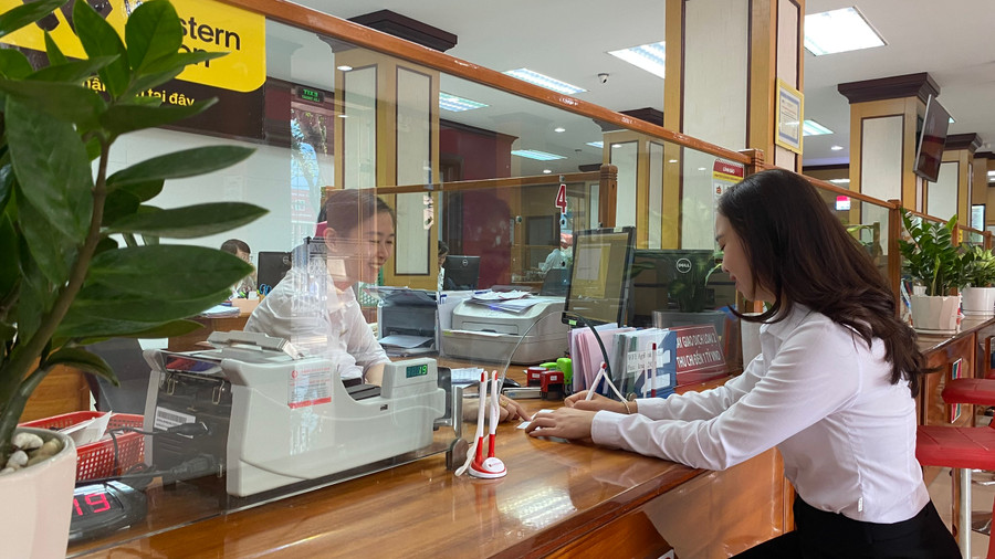 Những chậu cây xanh mini được bố trí hài hòa với không gian giao dịch tạo cảm giác thân thiện, gần gũi giữa khách hàng và nhân viên giao dịch. Ảnh: Sơn Ca Những chậu cây xanh mini được bố trí hài hòa với không gian giao dịch tạo cảm giác thân thiện, gần gũi giữa khách hàng và nhân viên giao dịch. Ảnh: Sơn Ca