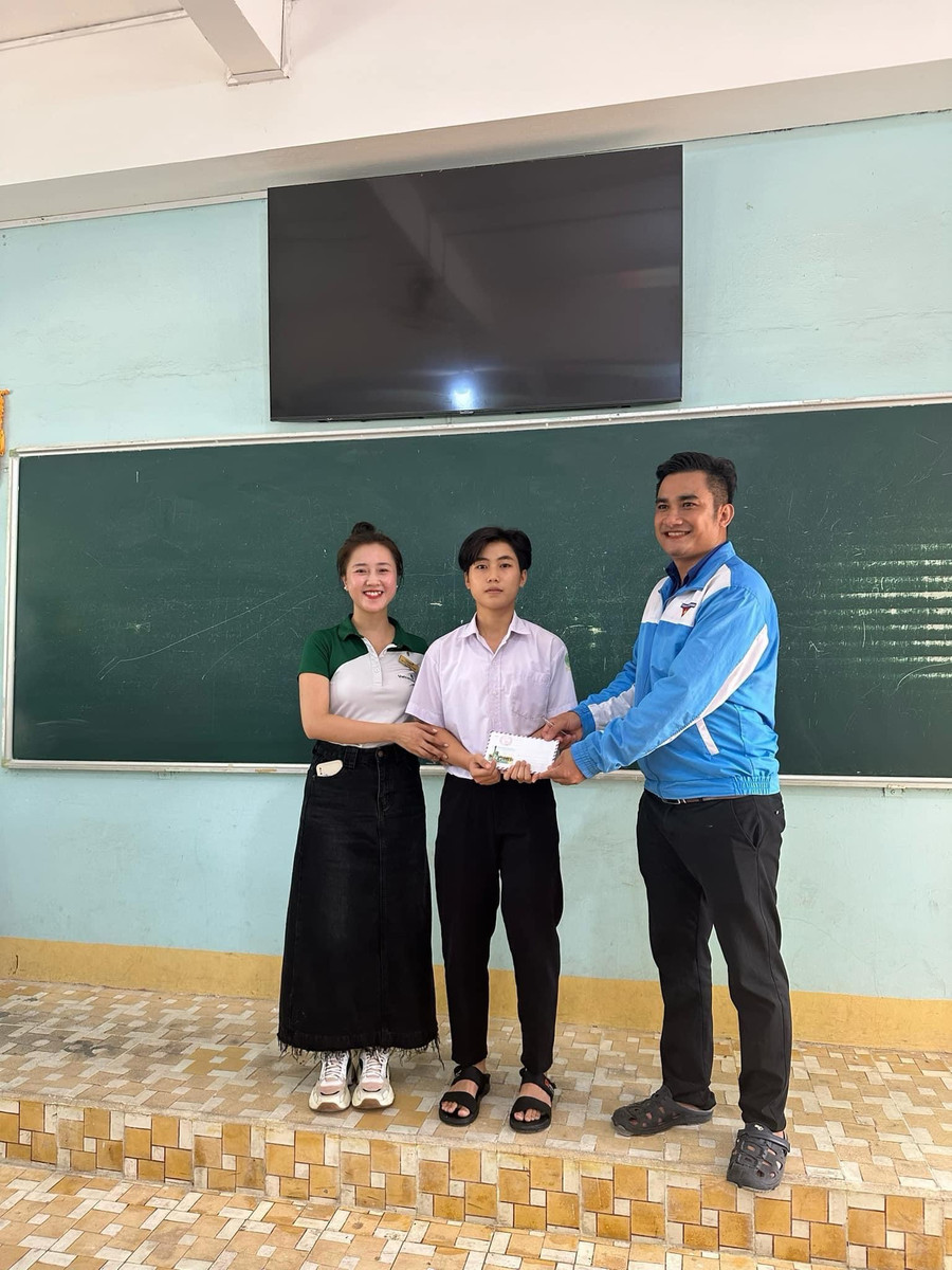 Đại diện Đoàn Thanh niên Vietcombank Chi nhánh Bắc Gia Lai trao tặng học bổng cho các em học sinh tại điểm Trường THPT Nguyễn Du, huyện Krông Pa. Ảnh: Tuyền Bùi Đại diện Đoàn Thanh niên Vietcombank Chi nhánh Bắc Gia Lai trao tặng học bổng cho các em học sinh tại điểm Trường THPT Nguyễn Du, huyện Krông Pa. Ảnh: Tuyền Bùi