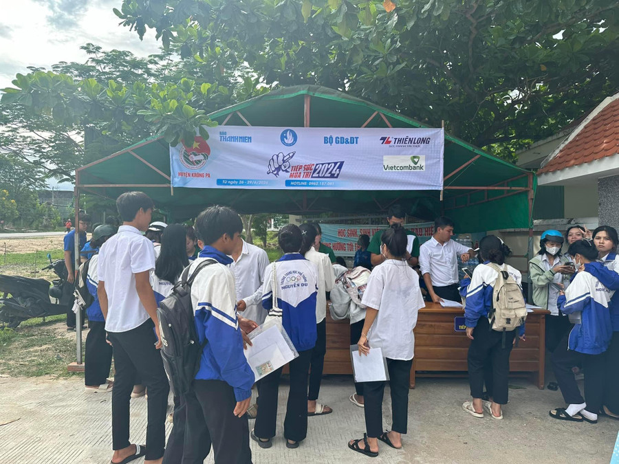 Đoàn Thanh niên Vietcombank Chi nhánh Bắc Gia Lai đồng hành tiếp sức mùa thi 2024 cho các em học sinh trên địa bàn huyện Krông Pa. Ảnh: Tuyền Bùi Đoàn Thanh niên Vietcombank Chi nhánh Bắc Gia Lai đồng hành tiếp sức mùa thi 2024 cho các em học sinh trên địa bàn huyện Krông Pa. Ảnh: Tuyền Bùi