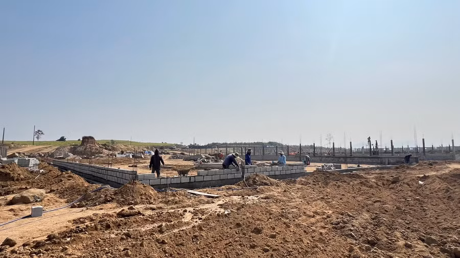 Dự án Trang trại chăn nuôi heo nái Ea Sô quy mô 5.000 con, đang được triển khai thi công các hạng mục công trình. Ảnh: Ngọc Ánh