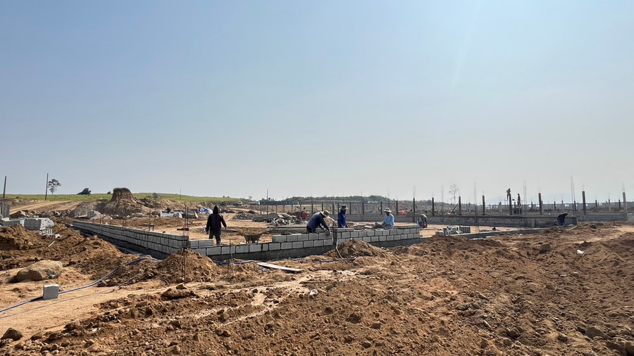 Dự án Trang trại chăn nuôi heo nái Ea Sô quy mô 5.000 con, đang được triển khai thi công các hạng mục công trình. Ảnh: Ngọc Ánh