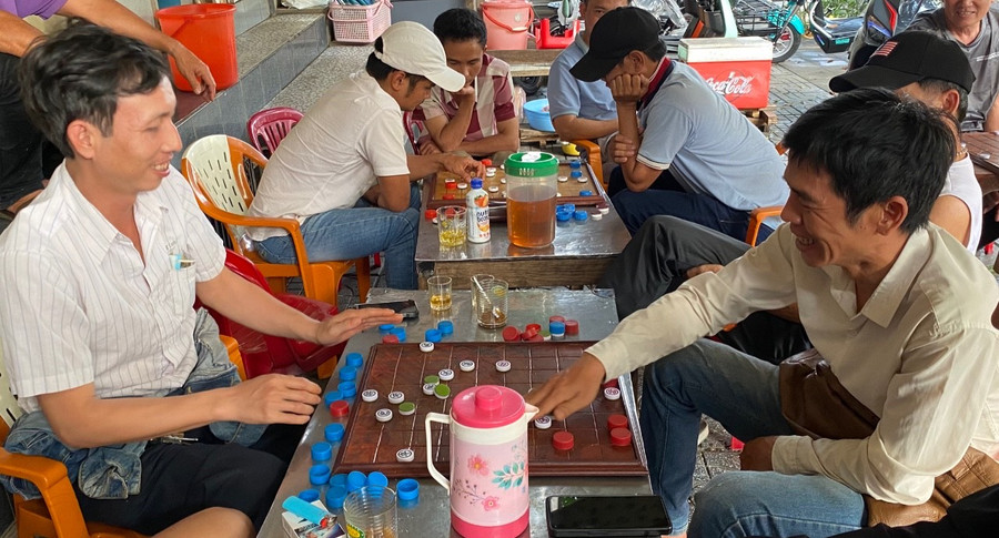 Thông qua môn cờ tướng giúp kết nối mọi người một cách gần gũi, tạo không khí vui vẻ trong những ngày đầu năm mới. Ảnh: Sơn Ca Thông qua môn cờ tướng giúp kết nối mọi người một cách gần gũi, tạo không khí vui vẻ trong những ngày đầu năm mới. Ảnh: Sơn Ca