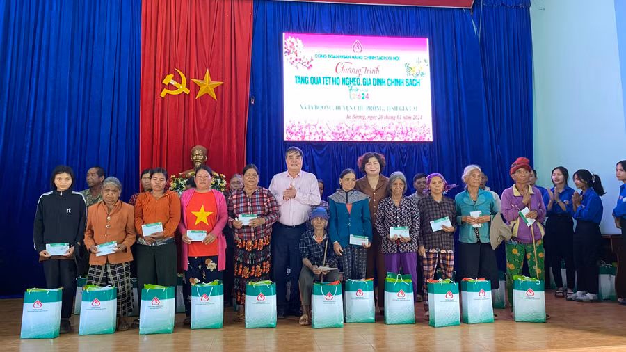 Bà Phạm Thị Tố Hải-Ủy viên Ban Thường vụ Tỉnh ủy, Trưởng ban Dân vận Tỉnh ủy và ông Nguyễn Minh Phương-Phó Bí thư Thường trực Đảng ủy NHCSXH Việt Nam trao quà Tết cho bà con xã Ia Boòng, huyện Chư Prông. Ảnh: Sơn Ca.