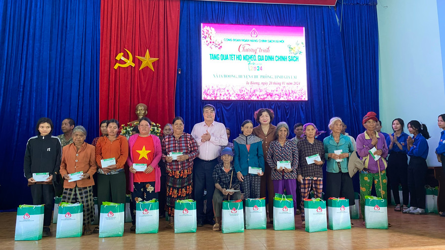 Bà Phạm Thị Tố Hải-Ủy viên Ban Thường vụ Tỉnh ủy, Trưởng ban Dân vận Tỉnh ủy và ông Nguyễn Minh Phương-Phó Bí thư Thường trực Đảng ủy NHCSXH Việt Nam trao quà Tết cho bà con xã Ia Boòng, huyện Chư Prông. Ảnh: Sơn Ca.