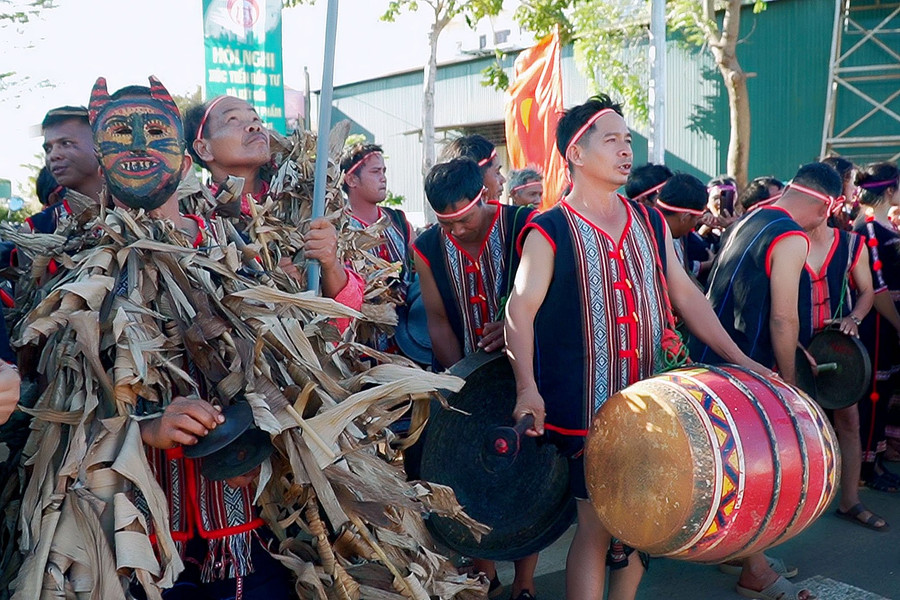 Các đoàn nghệ nhân tham gia ngày hội văn hóa các dân tộc trình diễn nghệ thuật và tái hiện không gian văn hóa đặc trưng của dân tộc mình. Ảnh: Đức Thụy