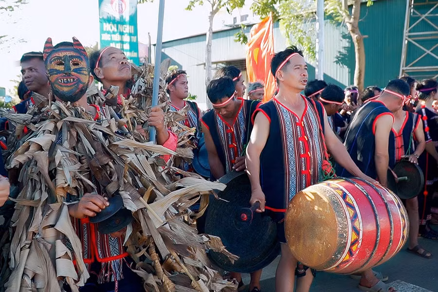 Các đoàn nghệ nhân tham gia ngày hội văn hóa các dân tộc trình diễn nghệ thuật và tái hiện không gian văn hóa đặc trưng của dân tộc mình. Ảnh: Đức Thụy