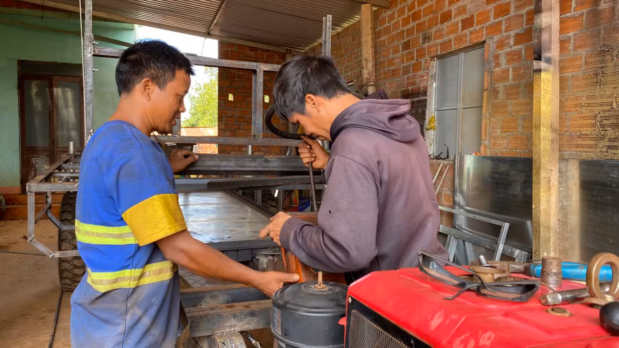 Với tinh thần cầu tiến, ông Hnuưr (áo xanh) học hỏi thêm nghề cơ khí để phục vụ cho công việc sản xuất, đời sống của gia đình và cộng đồng. Ảnh: Sơn Ca.
