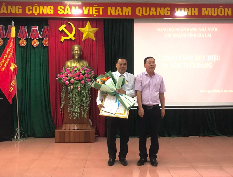 Đồng chí Nguyễn Hữu Nghị-Bí thư Đảng ủy, Giám đốc NHNN Chi nhánh tỉnh vinh dự đón nhận Huy hiệu 30 năm tuổi Đảng đợt 3-2-2024. Ảnh: Sơn Ca. Đồng chí Nguyễn Hữu Nghị-Bí thư Đảng ủy, Giám đốc NHNN Chi nhánh tỉnh vinh dự đón nhận Huy hiệu 30 năm tuổi Đảng đợt 3-2-2024. Ảnh: Sơn Ca.