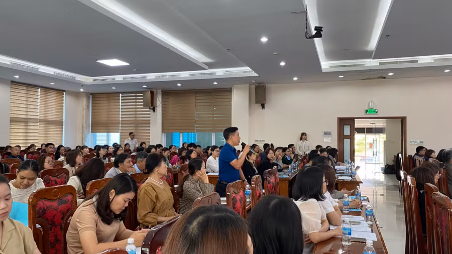 Tại hội nghị, các vấn đề liên quan đến chính sách thuế của doanh nghiệp đã được Cục Thuế tỉnh giải đáp, hướng dẫn với tinh thần cởi mở, cầu thị. Ảnh: Sơn Ca