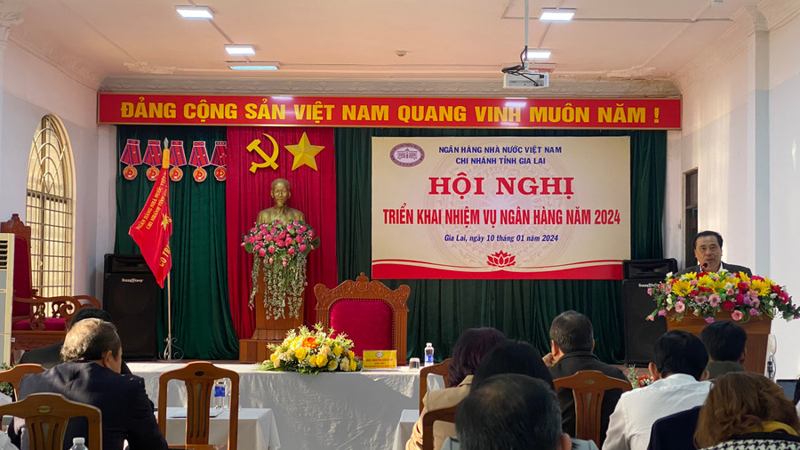 Ông Nguyễn Hữu Nghị-Giám đốc NHNN-Chi nhánh tỉnh Gia Lai phát biểu tại hội nghị triển khai nhiệm vụ ngân hàng năm 2024. Ảnh: Sơn Ca Ông Nguyễn Hữu Nghị-Giám đốc NHNN-Chi nhánh tỉnh Gia Lai phát biểu tại hội nghị triển khai nhiệm vụ ngân hàng năm 2024. Ảnh: Sơn Ca