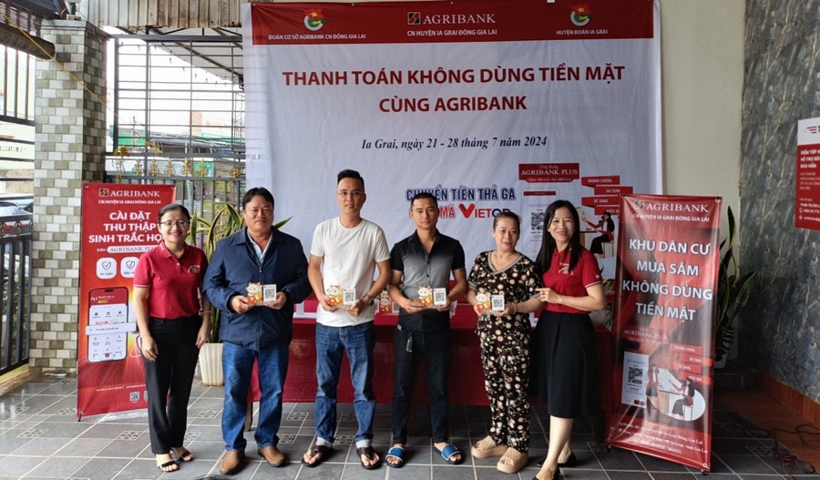 Agribank Chi nhánh huyện Ia Grai Đông Gia Lai tặng mã VietQR cho khách hàng hộ kinh doanh, tiểu thương sử dụng thanh toán không dùng tiền mặt. Ảnh: Sơn Ca Agribank Chi nhánh huyện Ia Grai Đông Gia Lai tặng mã VietQR cho khách hàng hộ kinh doanh, tiểu thương sử dụng thanh toán không dùng tiền mặt. Ảnh: Sơn Ca