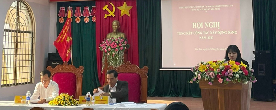 Đồng chí Nguyễn Thị Kim Ngân-Thường trực Đảng ủy, Phó Giám đốc NHNN Chi nhánh tỉnh Gia Lai báo cáo kết quả chất vấn tại hội nghị. Ảnh: Sơn Ca Đồng chí Nguyễn Thị Kim Ngân-Thường trực Đảng ủy, Phó Giám đốc NHNN Chi nhánh tỉnh Gia Lai báo cáo kết quả chất vấn tại hội nghị. Ảnh: Sơn Ca