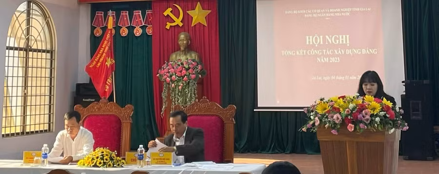 Đồng chí Nguyễn Thị Kim Ngân-Thường trực Đảng ủy, Phó Giám đốc NHNN Chi nhánh tỉnh Gia Lai báo cáo kết quả chất vấn tại hội nghị. Ảnh: Sơn Ca