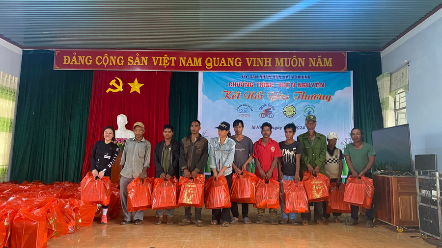 Chia sẻ khó khăn với bà con, các nhóm xe đạp tại TP Pleiku đã trao tặng những phần quà mang ý nghĩa thiết thực. Ảnh: Sơn Ca.