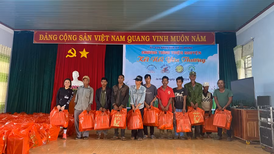 Chia sẻ khó khăn với bà con, các nhóm xe đạp tại TP Pleiku đã trao tặng những phần quà mang ý nghĩa thiết thực. Ảnh: Sơn Ca.