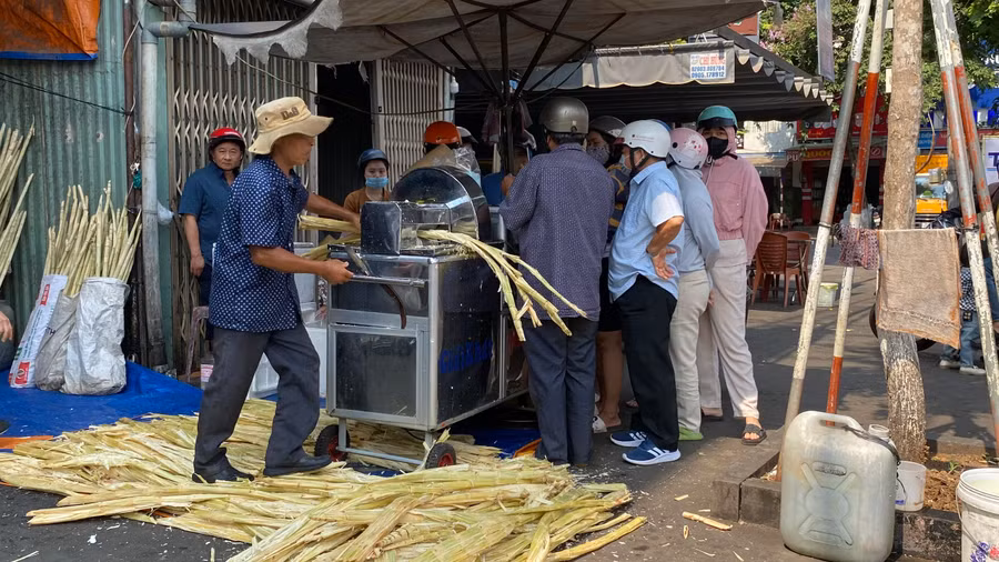 Mặc dù đang mùa cao điểm nắng nóng, sức mua tăng song giá bán nước mía tại các điểm bán lẻ vẫn giữ như trước đây. Ảnh: Sơn Ca