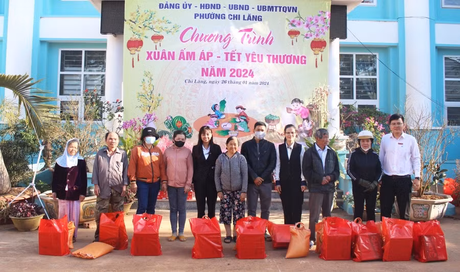 Tặng quà Tết cho các gia đình khó khăn, gia đình chính sách là hoạt động ý nghĩa thường niên của Agribank Chi nhánh Đông Gia Lai. Ảnh: Sơn Ca.