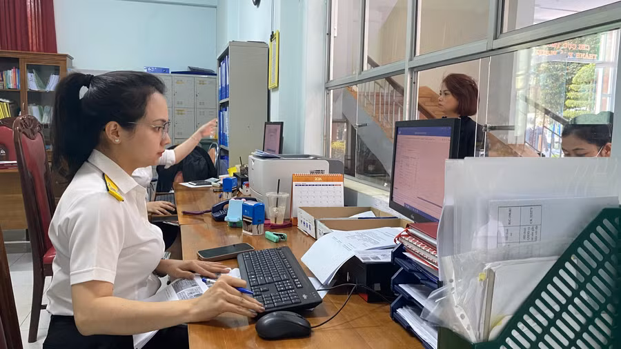 Trong các tháng đầu năm 2024, số thu ngân sách liên quan đến đất đai chủ yếu từ hồ sơ lẻ người dân thực hiện chuyển đổi mục đích sử dụng đất. Ảnh: Sơn Ca.