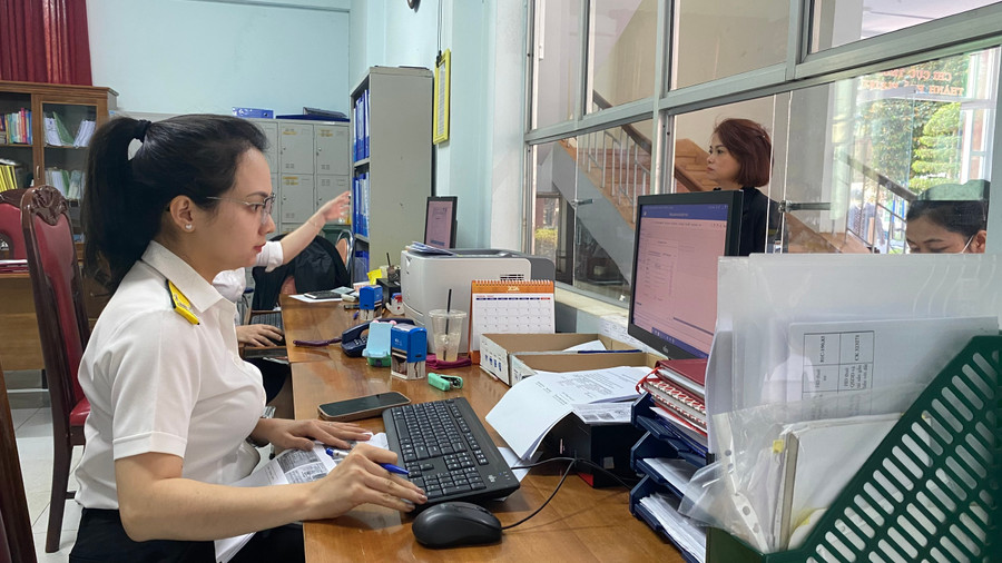 Trong các tháng đầu năm 2024, số thu ngân sách liên quan đến đất đai chủ yếu từ hồ sơ lẻ người dân thực hiện chuyển đổi mục đích sử dụng đất. Ảnh: Sơn Ca. Trong các tháng đầu năm 2024, số thu ngân sách liên quan đến đất đai chủ yếu từ hồ sơ lẻ người dân thực hiện chuyển đổi mục đích sử dụng đất. Ảnh: Sơn Ca.