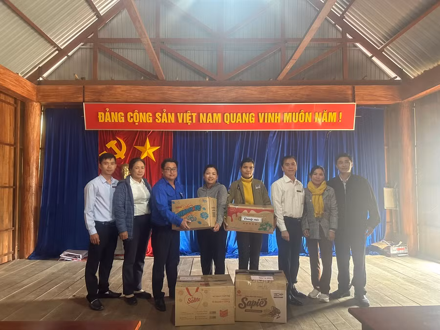 Agribank Chi nhánh Đak Pơ Đông Gia Lai phối hợp với chính quyền địa phương tặng quà Tết cho các gia đình có hoàn cảnh khó khăn. Ảnh: Sơn Ca