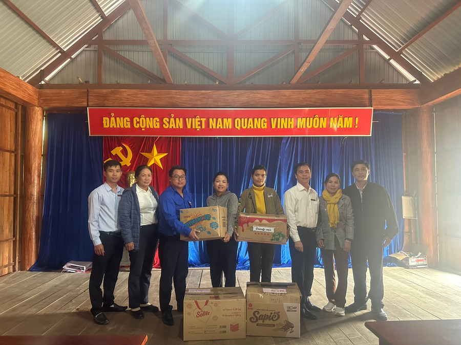 Agribank Chi nhánh Đak Pơ Đông Gia Lai phối hợp với chính quyền địa phương tặng quà Tết cho các gia đình có hoàn cảnh khó khăn. Ảnh: Sơn Ca