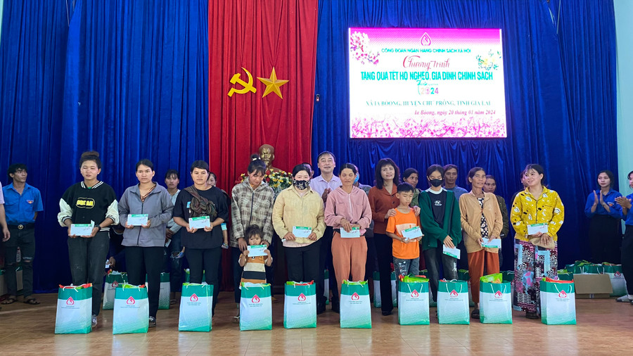 Bà Rơcom Sa Duyên-Giám đốc Sở Lao động Thương binh- Xã hội tỉnh và ông Lê Giang Long-Ủy viên BTV, Chánh văn phòng Công đoàn NHCSXH VIệt Nam trao quà Tết cho bà con. Ảnh: Sơn Ca. Bà Rơcom Sa Duyên-Giám đốc Sở Lao động Thương binh- Xã hội tỉnh và ông Lê Giang Long-Ủy viên BTV, Chánh văn phòng Công đoàn NHCSXH VIệt Nam trao quà Tết cho bà con. Ảnh: Sơn Ca.