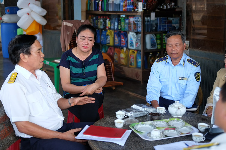 Tổ số 3 của Đoàn liên ngành làm việc trực tiếp với doanh nghiệp, cửa hàng kinh doanh xăng dầu tại huyện Chư Sê. Ảnh: Sơn Ca Tổ số 3 của Đoàn liên ngành làm việc trực tiếp với doanh nghiệp, cửa hàng kinh doanh xăng dầu tại huyện Chư Sê. Ảnh: Sơn Ca