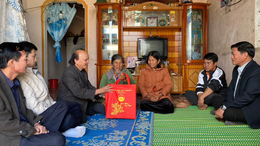 Ông Nguyễn Đình Tiến-Tỉnh ủy viên, Giám đốc Sở Nội vụ thăm hỏi và tặng quà Tết của tỉnh cho gia đình ông Bét ở xã H&apos;ra, huyện Mang Yang. Ảnh: Sơn Ca.