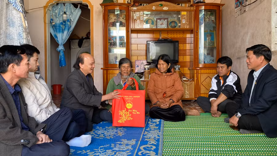 Ông Nguyễn Đình Tiến-Tỉnh ủy viên, Giám đốc Sở Nội vụ thăm hỏi và tặng quà Tết của tỉnh cho gia đình ông Bét ở xã H'ra, huyện Mang Yang. Ảnh: Sơn Ca.