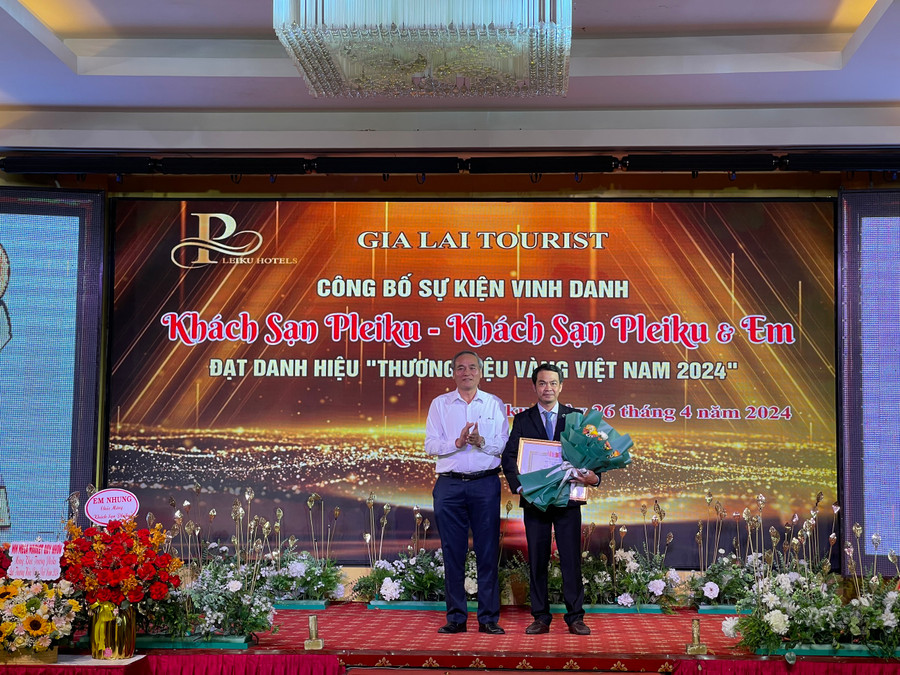Ông Nguyễn Văn Lâm -Tổng Giám đốc Gia Lai Tourist đón nhận bằng khen của Hiệp hội Du lịch Việt Nam. Ảnh: Gia Lai Tourist