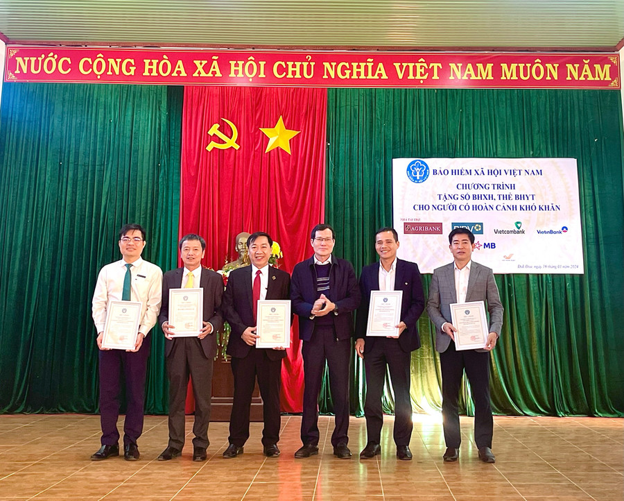 Agribank Chi nhánh tỉnh Gia Lai là một trong số các đơn vị tài trợ đồng hành cùng BHXH tỉnh thực hiện chương trình tặng sổ BHXH, thẻ BHYT. Ảnh: Thanh Huyền.