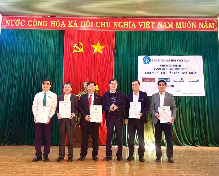 Agribank Chi nhánh tỉnh Gia Lai là một trong số các đơn vị tài trợ đồng hành cùng BHXH tỉnh thực hiện chương trình tặng sổ BHXH, thẻ BHYT. Ảnh: Thanh Huyền.