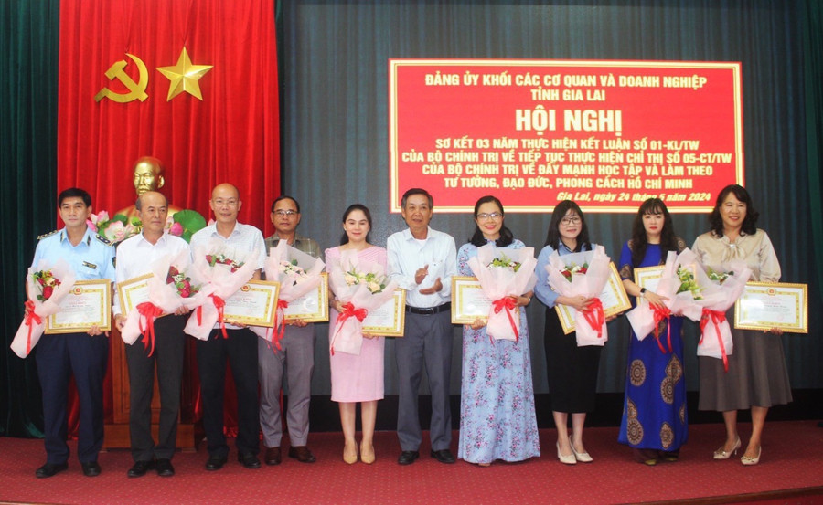 Năm 2024, tập thể Đảng ủy NHNN và đồng chí Nguyễn Thị Kim Ngân, Đảng ủy viên, Phó Giám đốc NHNN Chi nhánh tỉnh Gia Lai (thứ 2 từ phải qua) được Đảng ủy Khối các Cơ quan và Doanh nghiệp khen thưởng. Ảnh: Kim Nguyễn