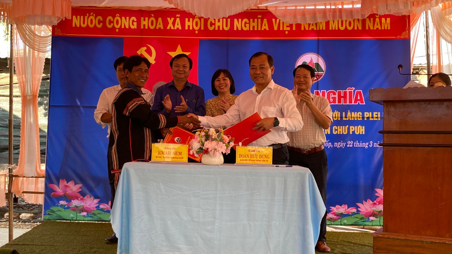 Ông Đoàn Hữu Dũng-Giám đốc Sở Giao thông-Vận tải và ông Rmah Sem-Bí thư, Trưởng thôn Plei Hlốp ký kết giao ước kết nghĩa. Ảnh: Sơn Ca Ông Đoàn Hữu Dũng-Giám đốc Sở Giao thông-Vận tải và ông Rmah Sem-Bí thư, Trưởng thôn Plei Hlốp ký kết giao ước kết nghĩa. Ảnh: Sơn Ca