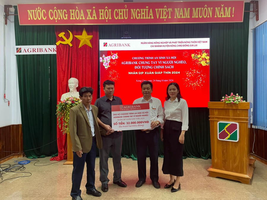 Agribank Chi nhánh Kông Chro Đông Gia Lai tặng 107 phần quà Tết cho bà con có hoàn cảnh khó khăn trên địa bàn huyện. Ảnh: Phương Liên