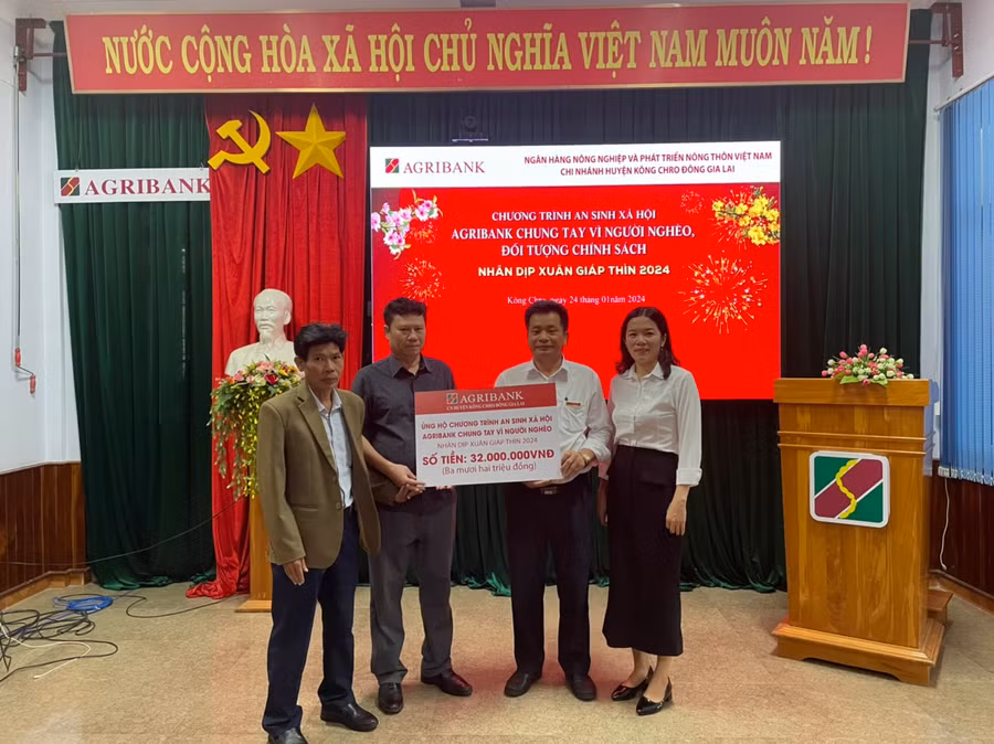 Agribank Chi nhánh Kông Chro Đông Gia Lai tặng 107 phần quà Tết cho bà con có hoàn cảnh khó khăn trên địa bàn huyện. Ảnh: Phương Liên