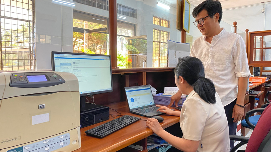 Cán bộ, đảng viên, công chức, người lao động trong Đảng bộ Ngân hàng Nhà nước tỉnh Gia Lai chủ động nghiên cứu, ứng dụng các giải pháp, sáng kiến nâng cao hiệu quả công việc được giao. Ảnh: Sơn Ca