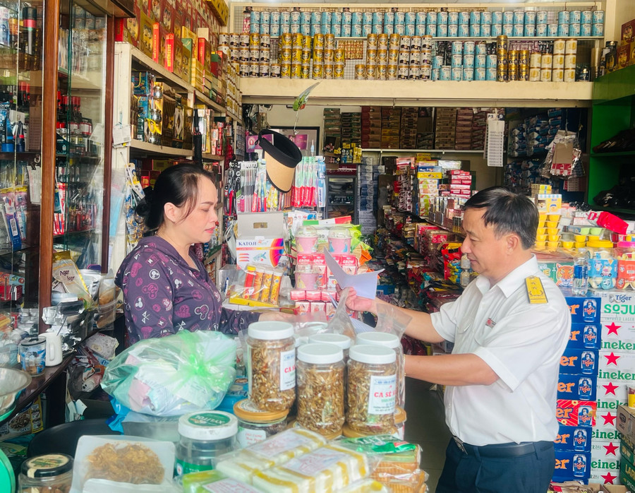 Cơ quan thuế tích cực đồng hành hỗ trợ hộ kinh doanh, cá nhân kinh doanh tuân thủ đầy đủ và kịp thời quy định pháp luật về thuế. Ảnh: Sơn Ca