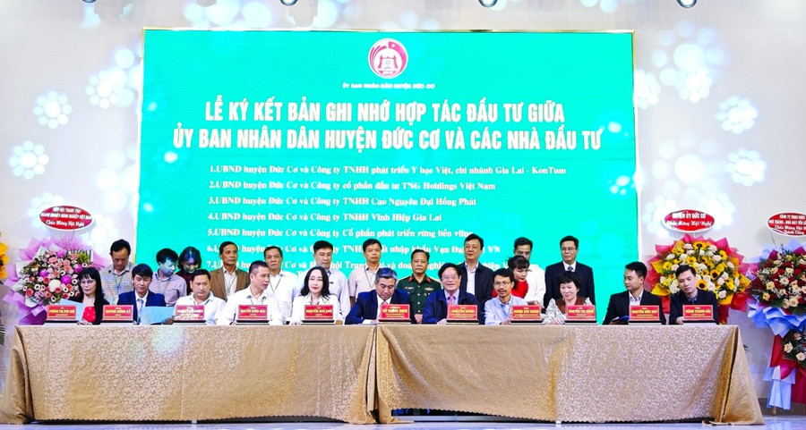 Lãnh đạo UBND huyện Đức Cơ ký kết biên bản ghi nhớ hợp tác với 10 doanh nghiệp. Ảnh: Sơn Ca Lãnh đạo UBND huyện Đức Cơ ký kết biên bản ghi nhớ hợp tác với 10 doanh nghiệp. Ảnh: Sơn Ca