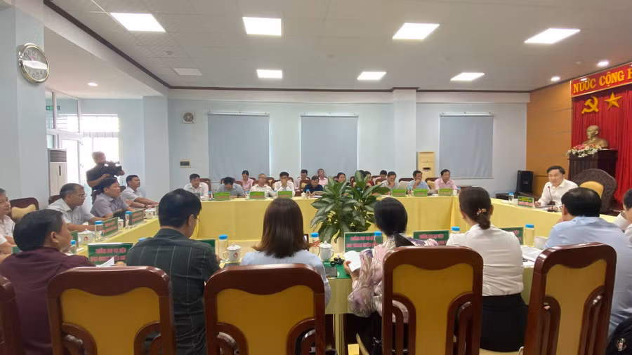 Đại diện lãnh đạo 17 huyện, thị xã, thành phố và một số sở ngành liên quan tham gia phiên họp Ban đại diện Hội đồng Quản trị NHCSXH tỉnh. Ảnh: Sơn Ca