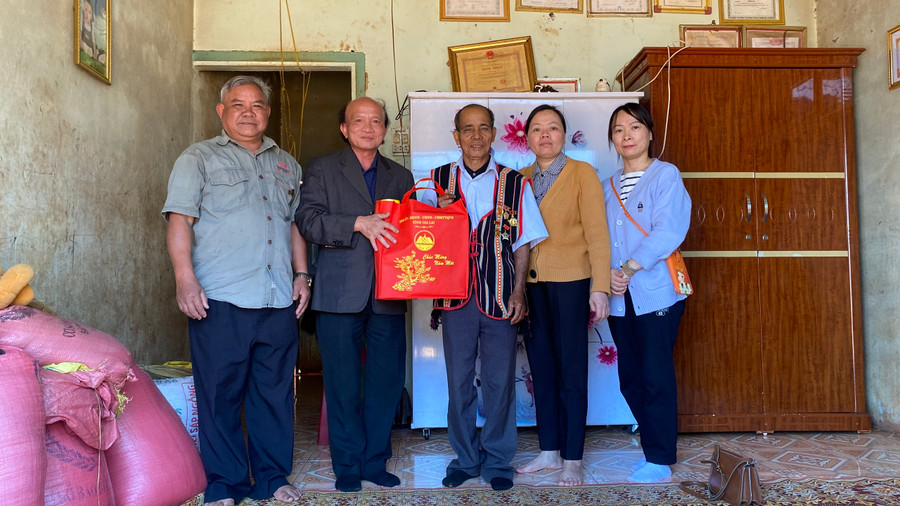 Giám đốc Sở Nội vụ Nguyễn Đình Tiến thăm và tặng quà Tết của tỉnh cho gia đình ông Wich, xã A Dơk, huyện Đak Đoa. Ảnh: Sơn Ca.