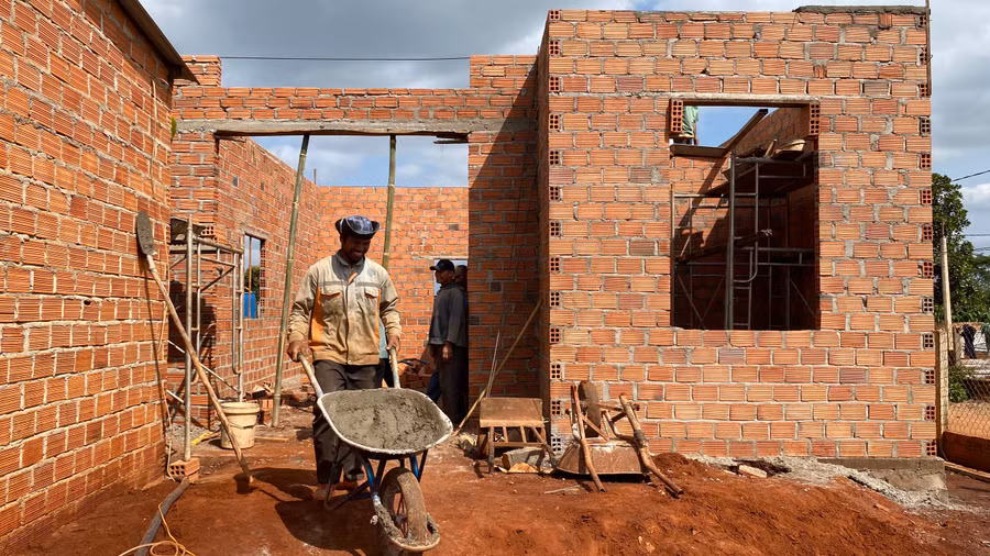 Bằng tay nghề của mình, bà con trong xã hỗ trợ xây dựng nhà ở cho cộng đồng (2)