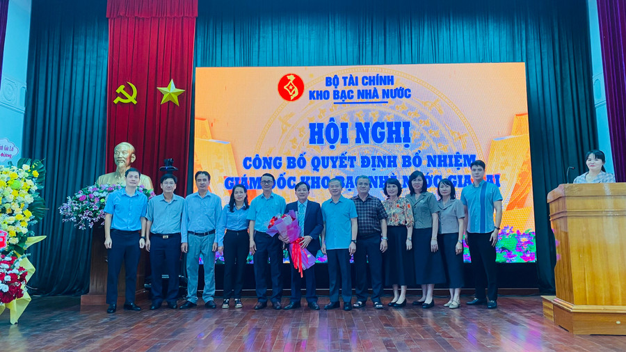 Đại diện lãnh đạo KBNN Trung ương và các sở, ban ngành chúc mừng ông Phạm Quang Bút - tân Giám đốc KBNN tỉnh Gia Lai. Ảnh: Sơn Ca Đại diện lãnh đạo KBNN Trung ương và các sở, ban ngành chúc mừng ông Phạm Quang Bút - tân Giám đốc KBNN tỉnh Gia Lai. Ảnh: Sơn Ca