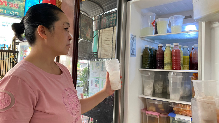 Để tăng sức đề kháng trong mùa nắng nóng, nhiều gia đình chủ động bổ sung thêm các loại nước ép trái cây tự nhiên. Ảnh: Sơn Ca