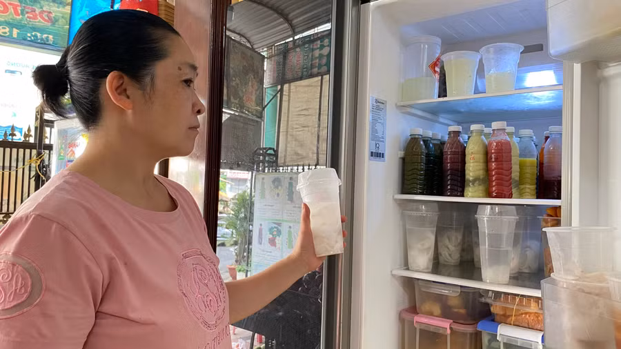 Để tăng sức đề kháng trong mùa nắng nóng, nhiều gia đình chủ động bổ sung thêm các loại nước ép trái cây tự nhiên. Ảnh: Sơn Ca