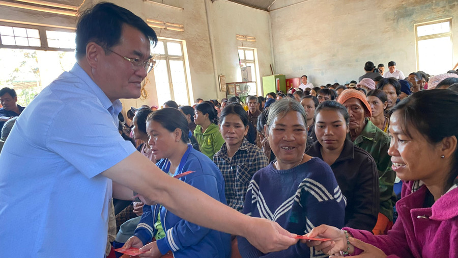 Ông Tống Thới Mốc-Bí thư Huyện ủy Ia Grai tặng những phần quà của Sacombank cho người dân. Ảnh: Sơn Ca. Ông Tống Thới Mốc-Bí thư Huyện ủy Ia Grai tặng những phần quà của Sacombank cho người dân. Ảnh: Sơn Ca.