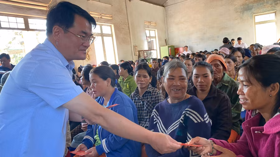 Ông Tống Thới Mốc-Bí thư Huyện ủy Ia Grai tặng những phần quà của Sacombank cho người dân. Ảnh: Sơn Ca.