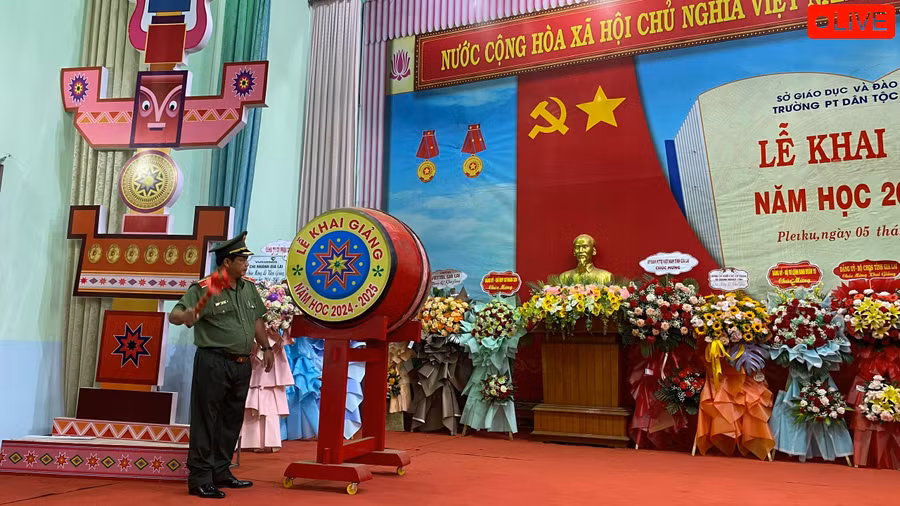 Thiếu tướng Rah Lan Lâm- Ủy viên Ban Thường vụ Tỉnh ủy, Giám đốc Công an tỉnh Gia Lai đánh trống khai giảng năm học mới 2024-2025. Ảnh: Sơn Ca