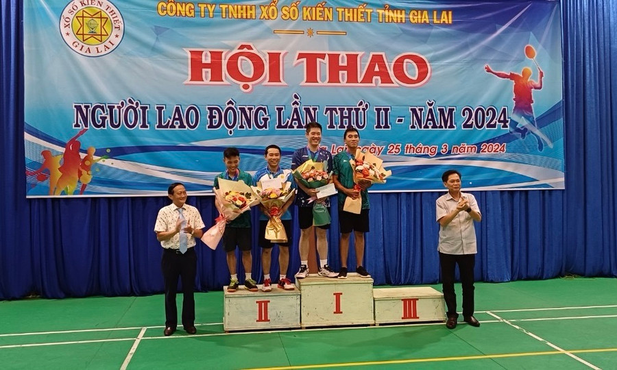 Ông Lê Thành Chương (bên trái) Phó Giám đốc, Chủ tịch Công đoàn Công ty TNHH Xổ số Kiến thiết tỉnh Gia Lai trao thưởng cho các vận động viên. Ảnh: Sơn Ca.