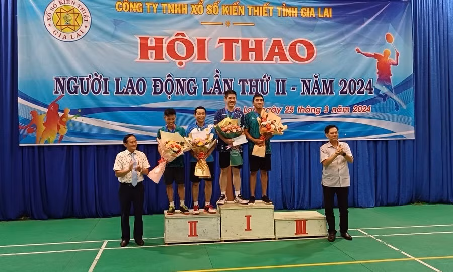 Ông Lê Thành Chương (bên trái) Phó Giám đốc, Chủ tịch Công đoàn Công ty TNHH Xổ số Kiến thiết tỉnh Gia Lai trao thưởng cho các vận động viên. Ảnh: Sơn Ca.